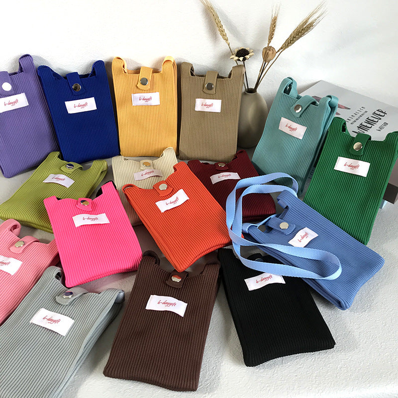 A fashionable single-shoulder bag made of wool
