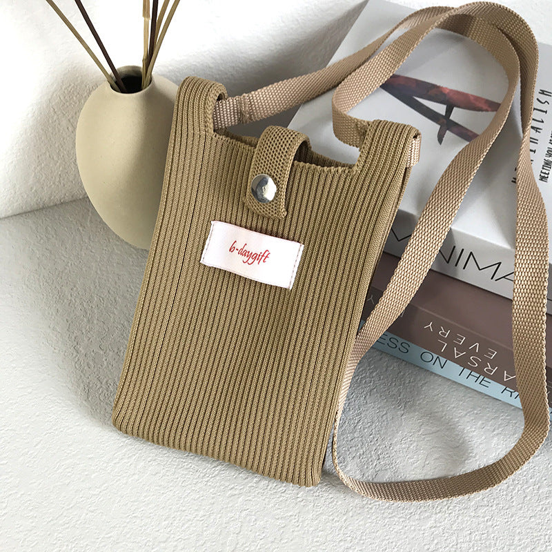 A fashionable single-shoulder bag made of wool