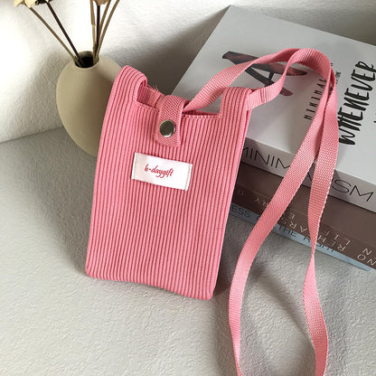 A fashionable single-shoulder bag made of wool