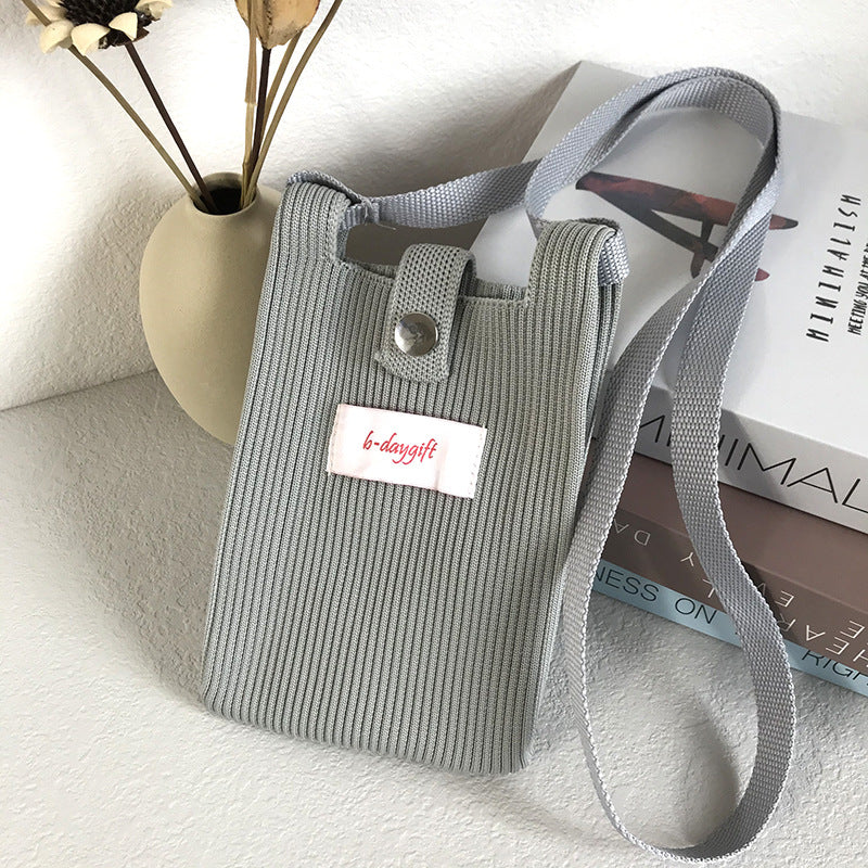 A fashionable single-shoulder bag made of wool