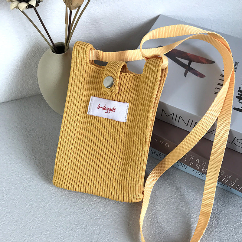 A fashionable single-shoulder bag made of wool